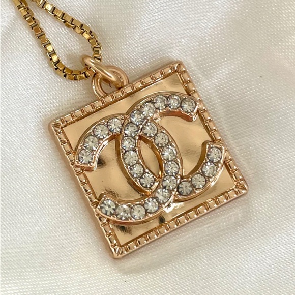 ✨Chanel Gold Tone Zipper Pull Button Crystal
Charm Pendant✨ - Picture 9 of 9